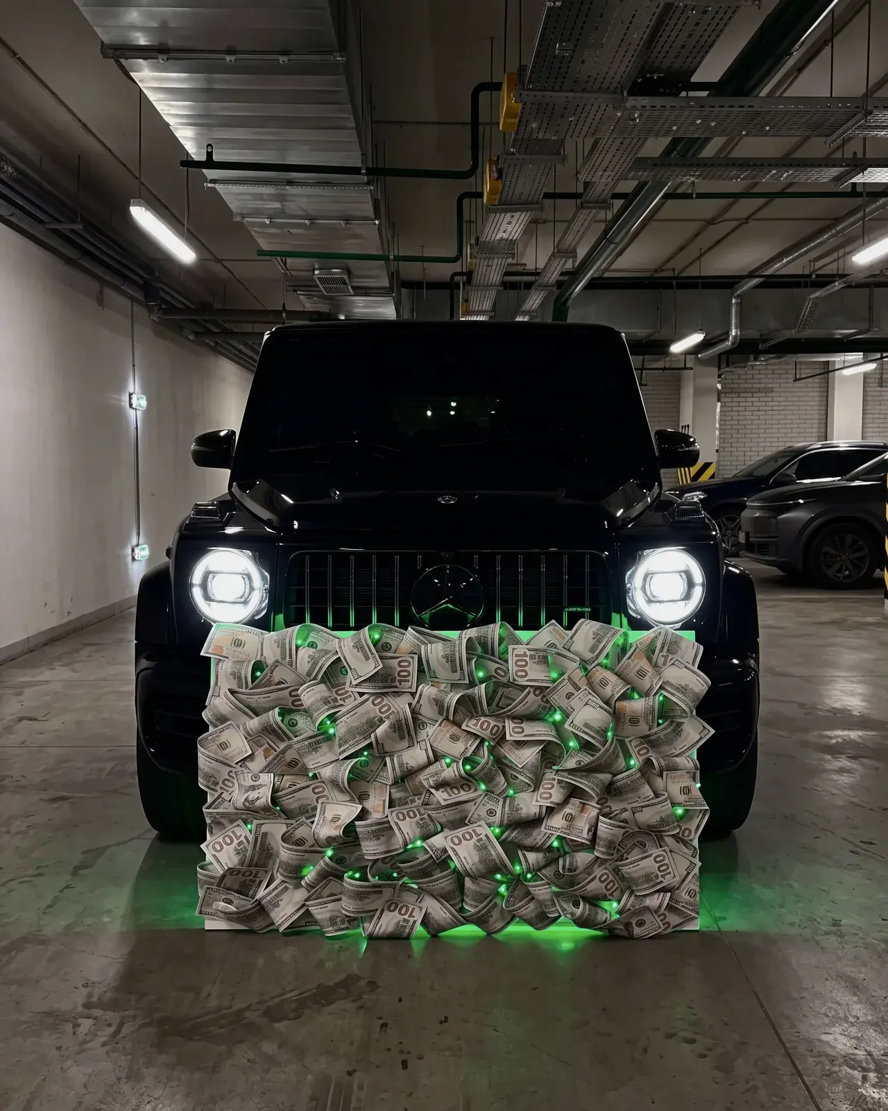 3D obraz Cash Wave z dekorativních dolarových bankovek opřený o černý Mercedes G v temné garáži, svítí neonově zelenou RGB LED