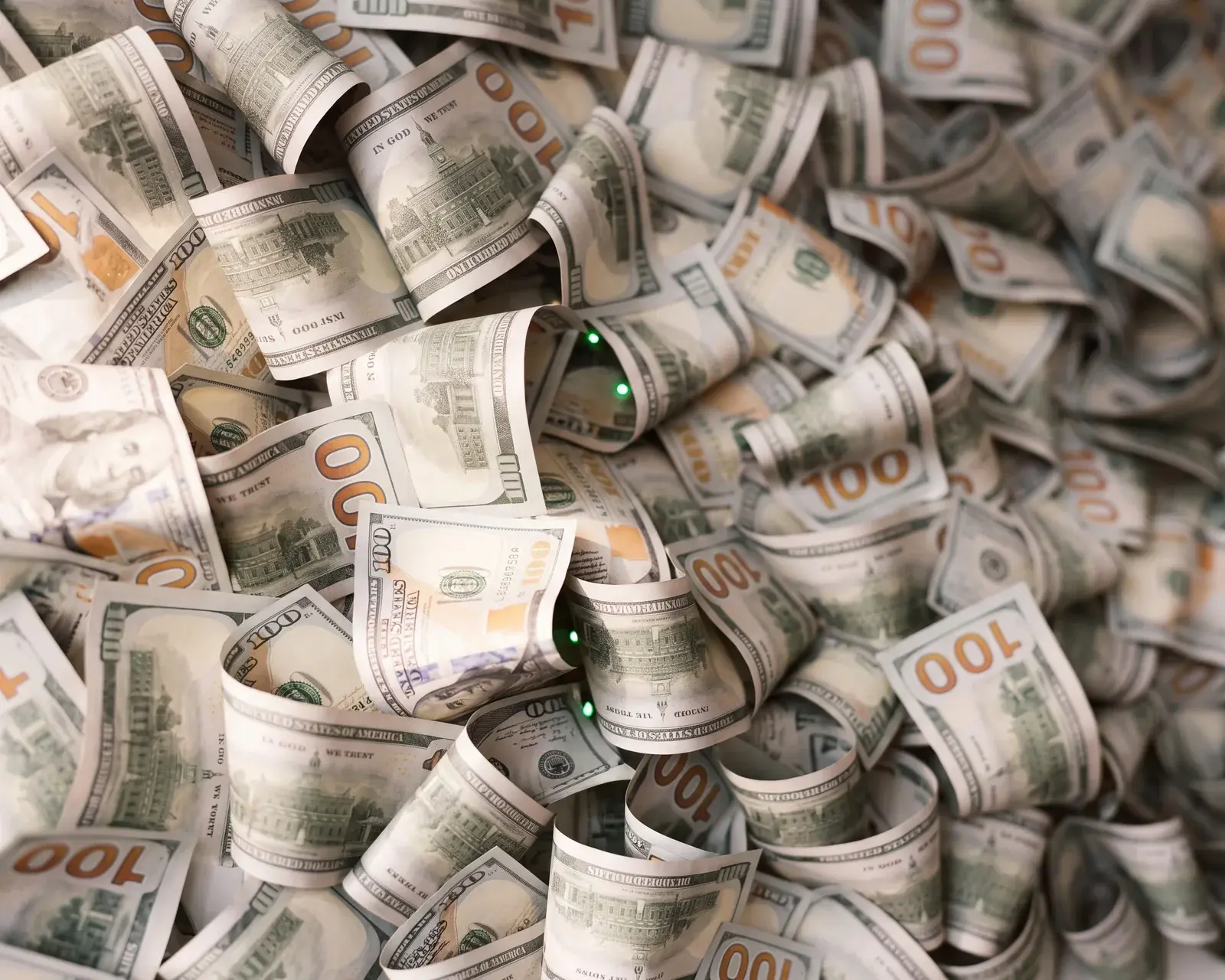 Detail ručně tvarovaných dekorativních stodolarových bankovek s drobnými LED